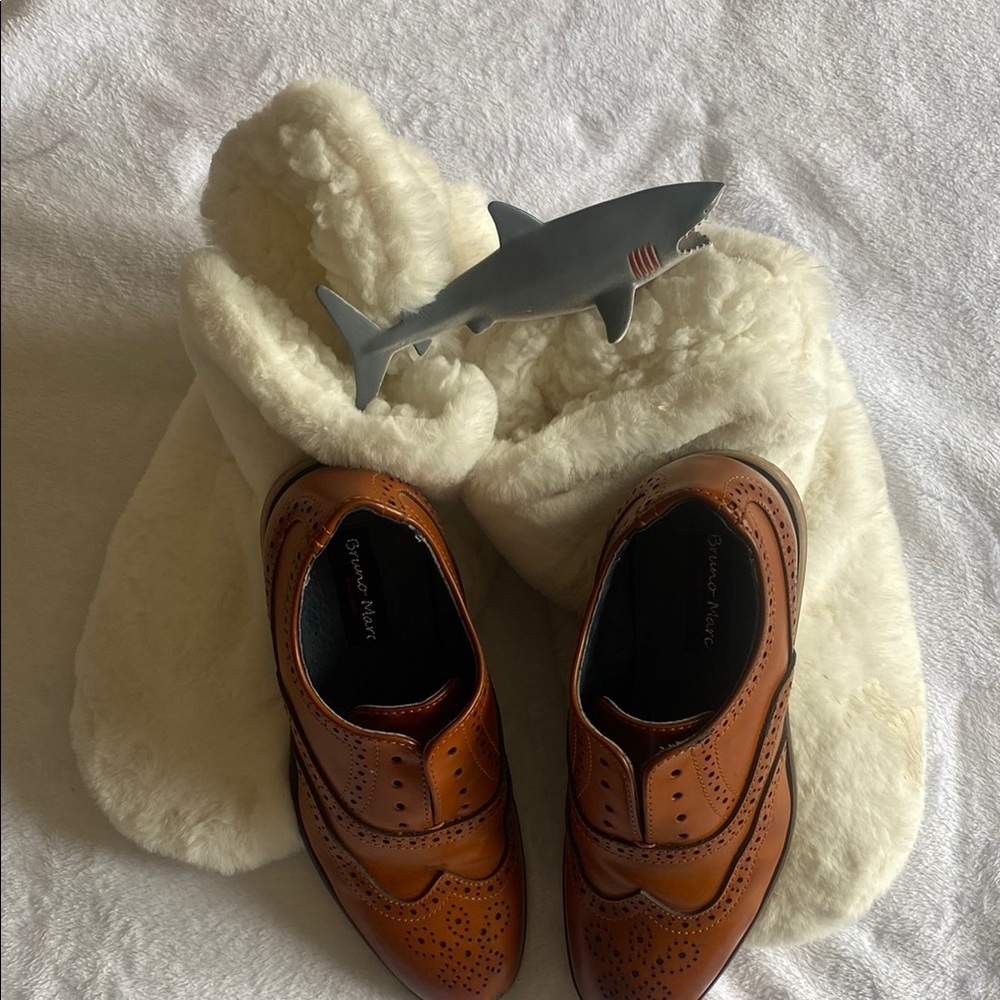 Bruno Marc Brown Leather Brogues and White Fuzzy Slippers